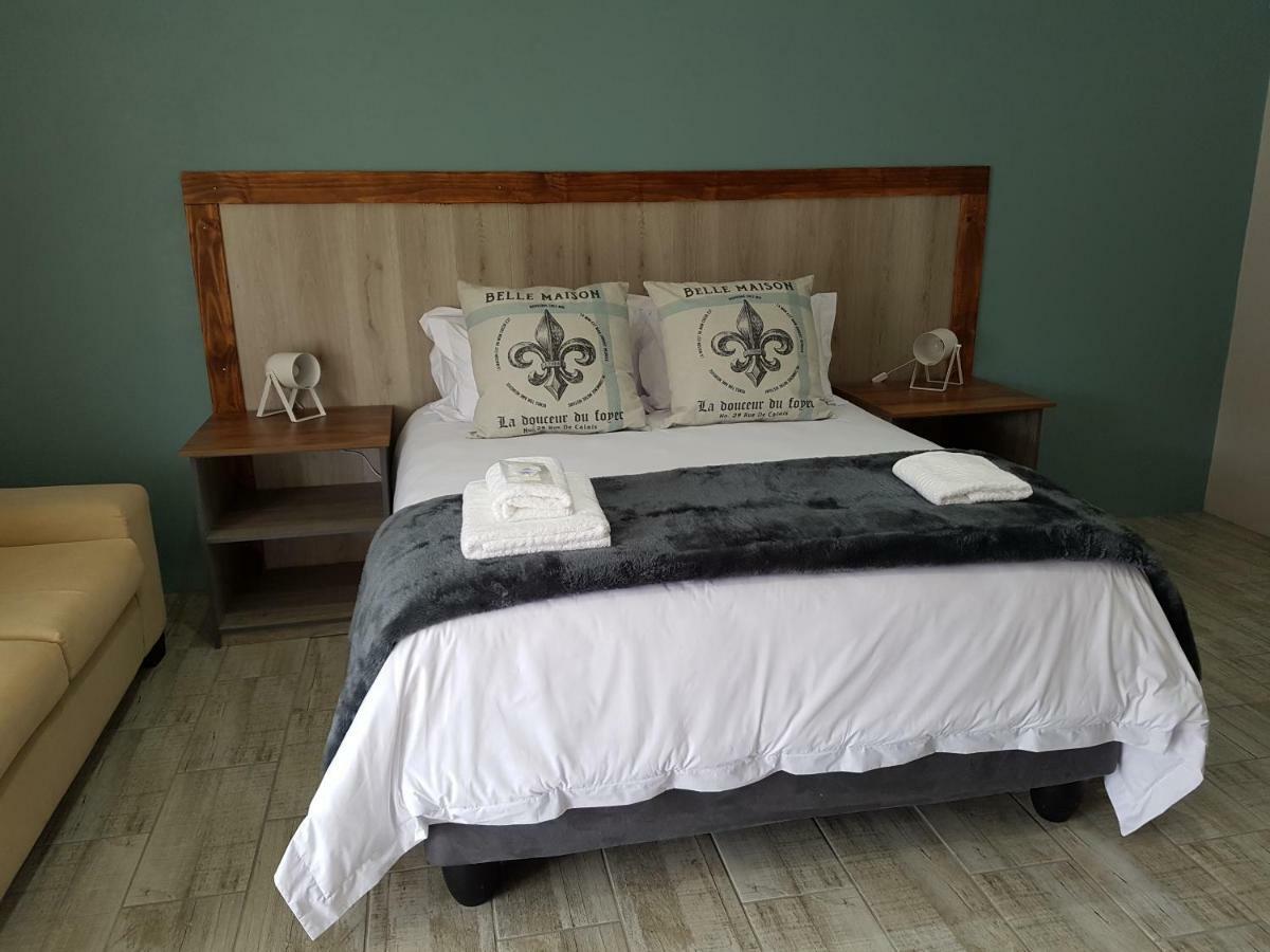 Azaria Guesthouse Свелендам Екстер'єр фото